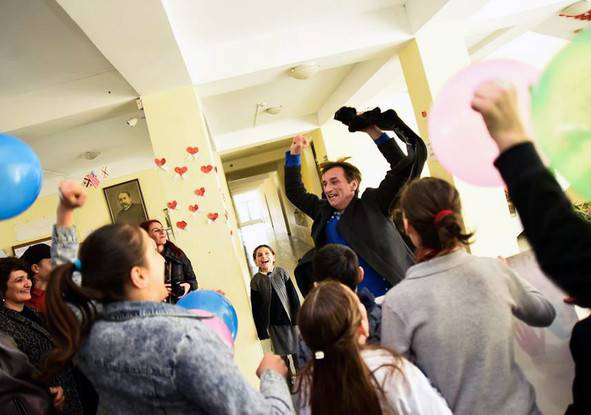 Как встретили ученики учителя-победителя – эмоциональные кадры из Чибати